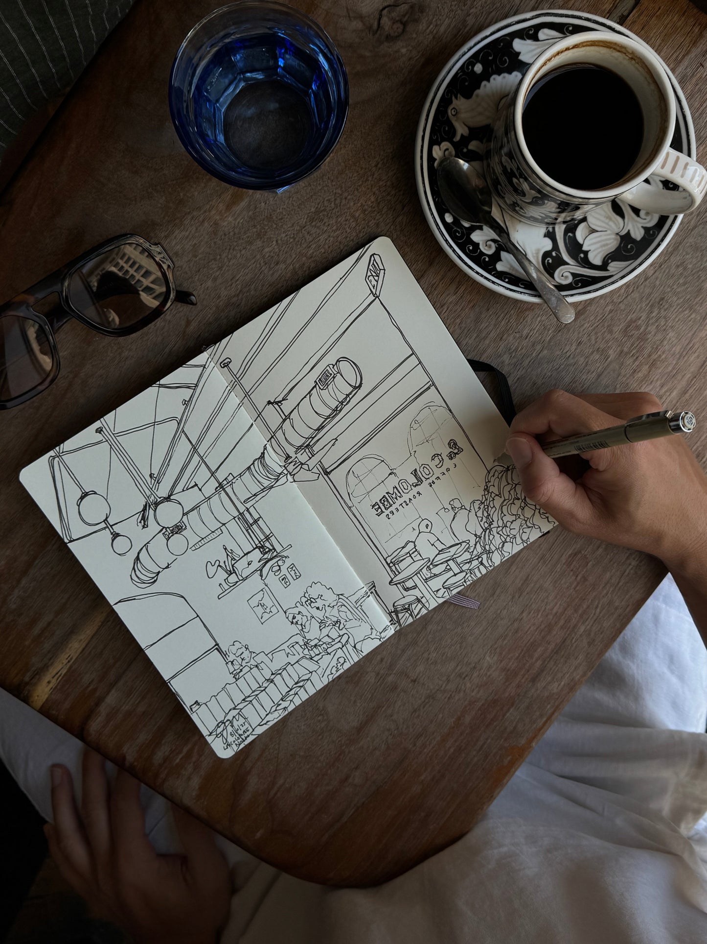 COFFEE SHOPS OF NEW YORK: 100 Hand-Drawn Cafes in One Book