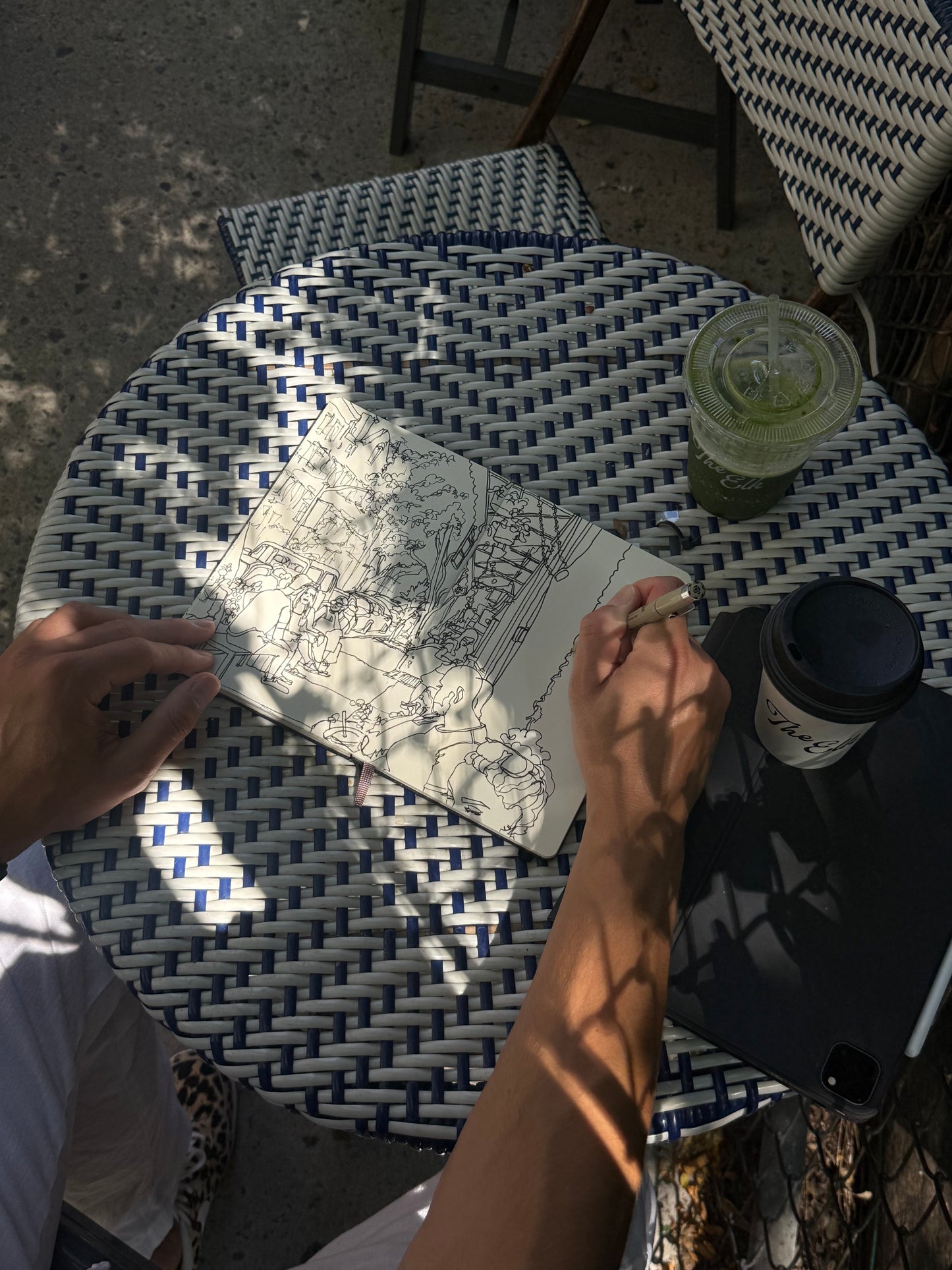 COFFEE SHOPS OF NEW YORK: 100 Hand-Drawn Cafes in One Book